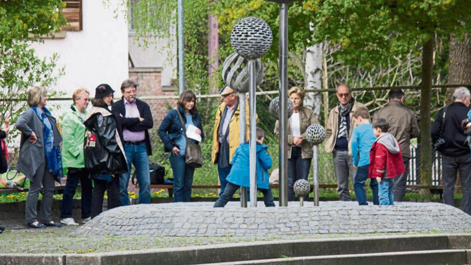 Bei der Kunstwanderung durch Illingen wandeln die Teilnehmer auf den Spuren von Wilhelm Hager. Fotos: Friedrich Bei der Kunstwanderung durch Illingen wandeln die Teilnehmer auf den Spuren von Wilhelm Hager. Fotos: Friedrich