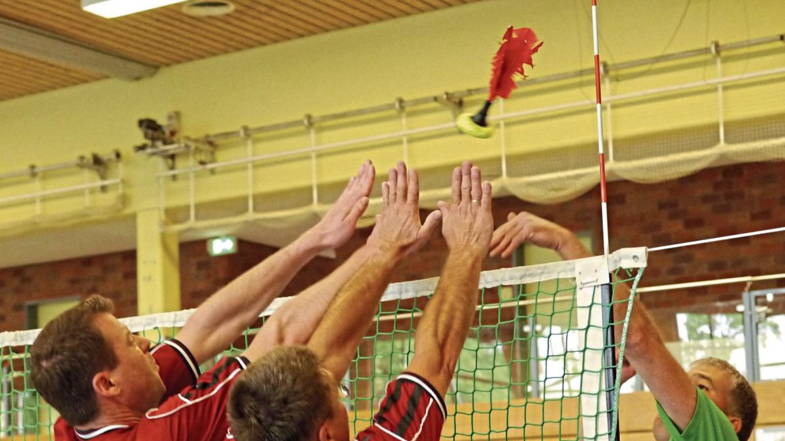 Christoph Leikam und Steffen Rühling (von links) von den Männern 45 des TSV Enzweihingen steigen bei der Senioren-DM in Wattenscheid gegen den TV Edenkoben zum Block hoch. Foto: privat Christoph Leikam und Steffen Rühling (von links) von den Männern 45 des TSV Enzweihingen steigen bei der Senioren-DM in Wattenscheid gegen den TV Edenkoben zum Block hoch. Foto: privat