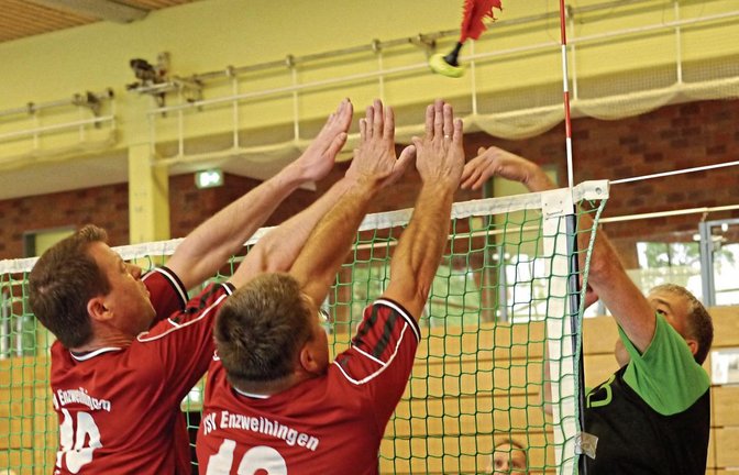 Christoph Leikam und Steffen Rühling (von links) von den Männern 45 des TSV Enzweihingen steigen bei der Senioren-DM in Wattenscheid gegen den TV Edenkoben zum Block hoch. Foto: privat