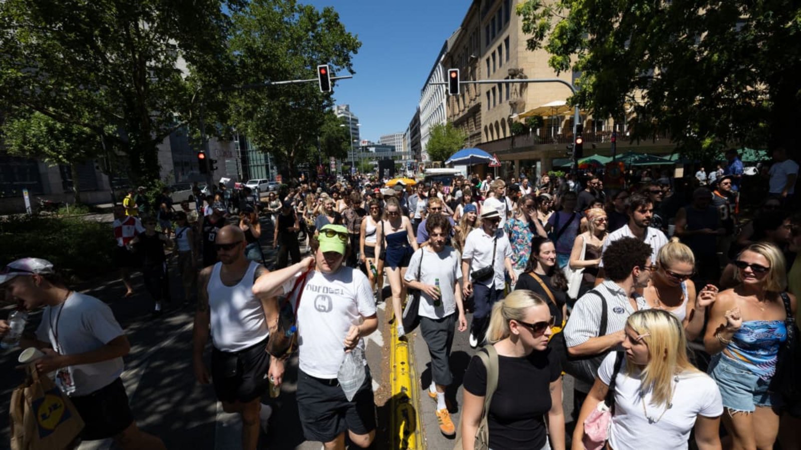 Unter dem Motto Tanz Demo Stuttgart ziehen hunderte Raver zu lauter Musik durch die Stuttgarter Innenstadt.Lichtgut/Leif Piechowski Unter dem Motto Tanz Demo Stuttgart ziehen hunderte Raver zu lauter Musik durch die Stuttgarter Innenstadt.Lichtgut/Leif Piechowski