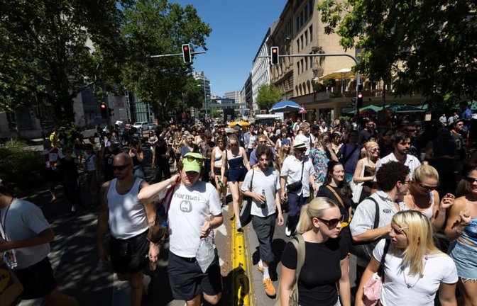 Unter dem Motto Tanz Demo Stuttgart ziehen hunderte Raver zu lauter Musik durch die Stuttgarter Innenstadt.<span class='image-autor'>Lichtgut/Leif Piechowski</span>