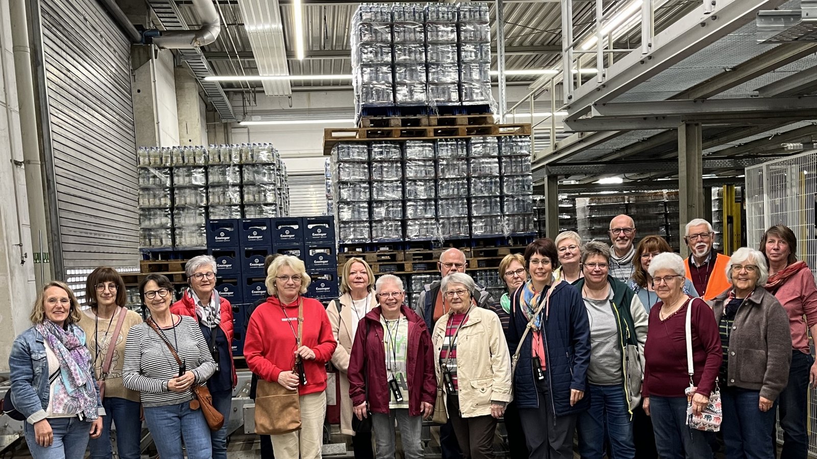 Die Landfrauen bei der Betriebsbesichtigung bei Ensinger Mineral-Heilquellen.  Foto: p