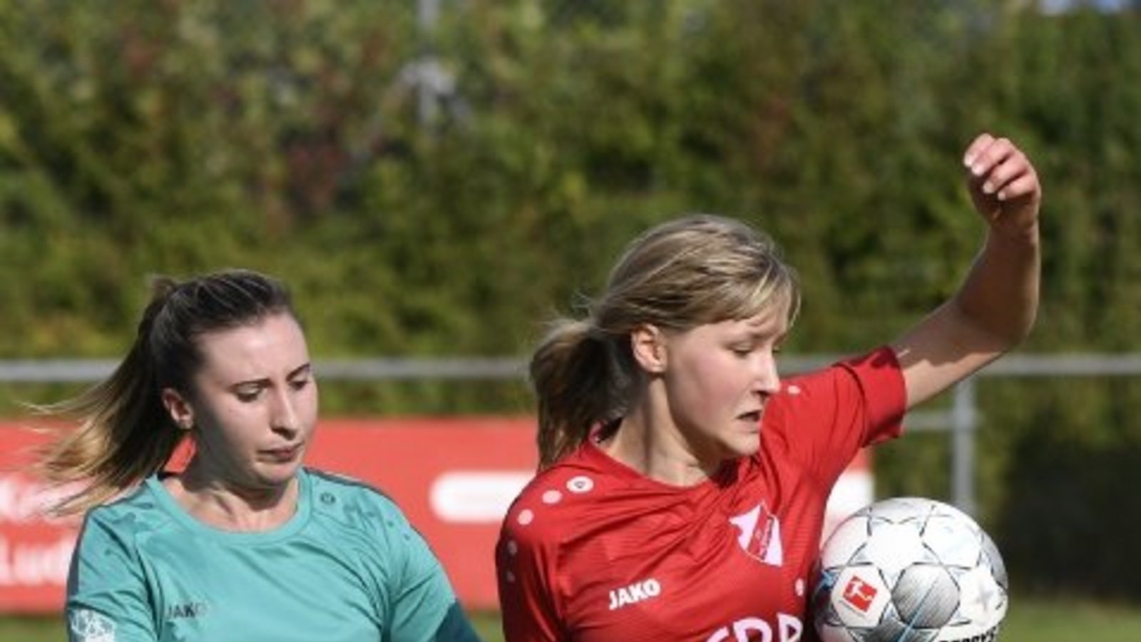 Jana Klein (rot) spielt für den SVH. Foto: Leitner