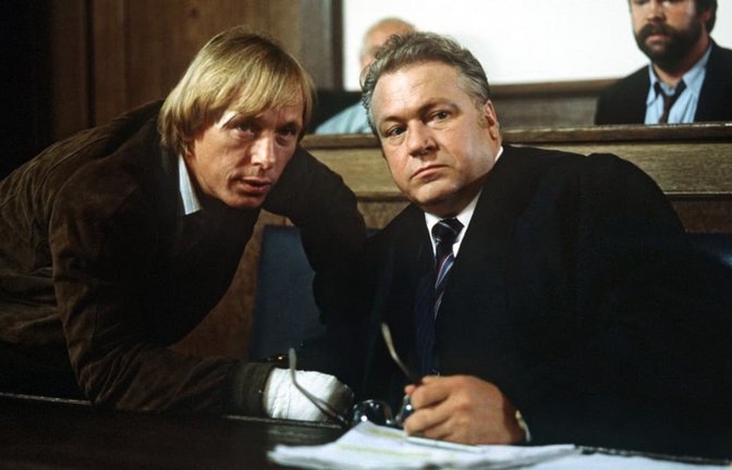 „Ein Fall für zwei“: Claus Theo Gärtner (l) als Privatdetektiv Matula und sein erster „Dienstherr“ Günter Strack als Rechtsanwalt Dr. Renz. (Archivfoto)<span class='image-autor'>Jörg Schmitt/dpa</span>