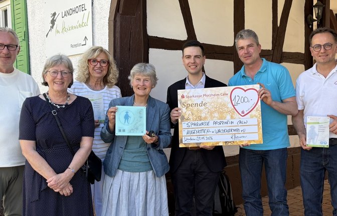 Einsatz für die Kulturroute: Bürgermeister Matthias Enz (Dritter von rechts) nimmt gemeinsam mit Unterstützern des Projekts eine Spende von Giuseppe Mannese, dem Geschäftsstellenleiter der Sparkasse Pforzheim-Calw, (Vierter von rechts) entgegen.  <span class='image-autor'>Foto: p</span>