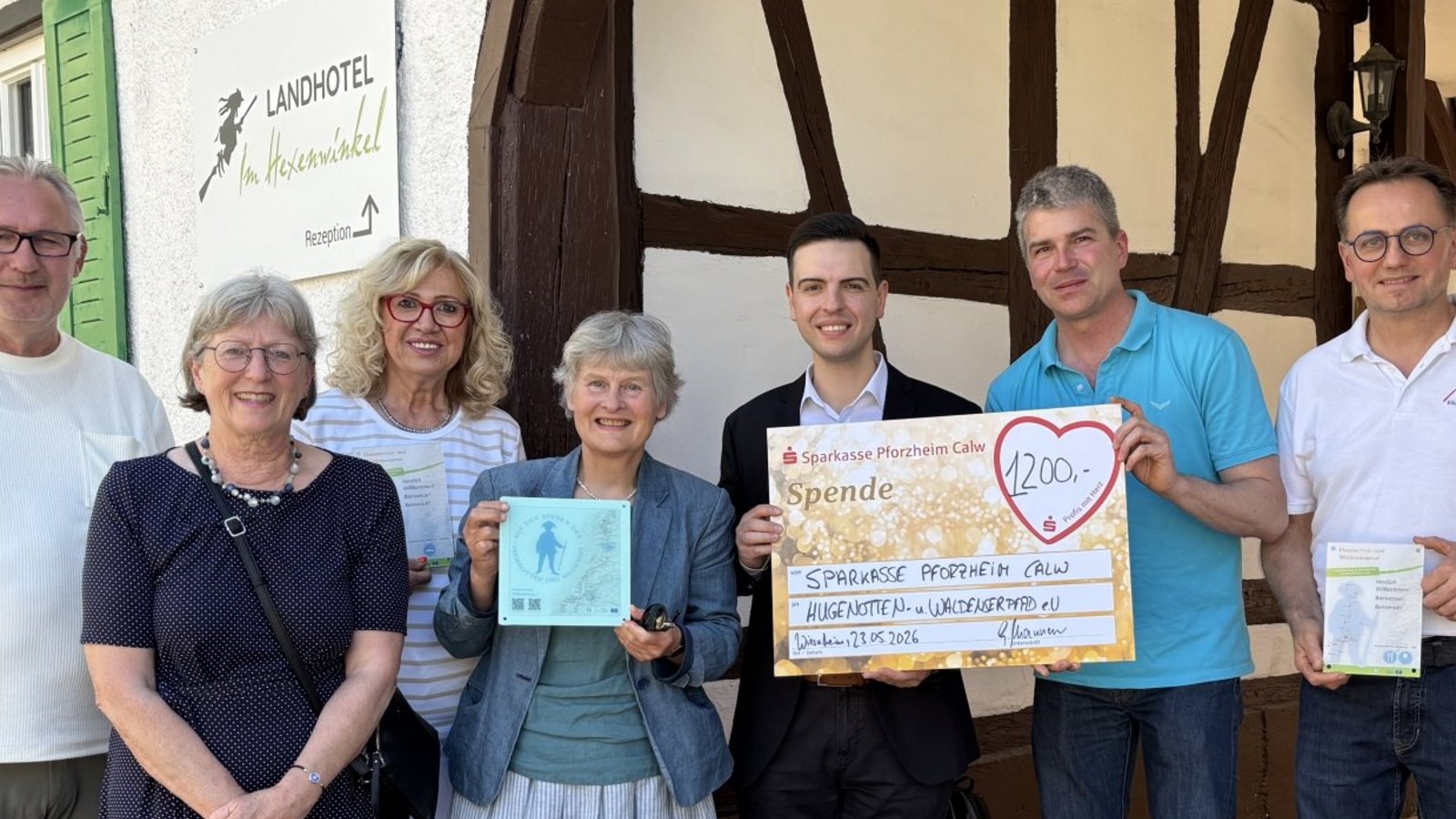 Einsatz für die Kulturroute: Bürgermeister Matthias Enz (Dritter von rechts) nimmt gemeinsam mit Unterstützern des Projekts eine Spende von Giuseppe Mannese, dem Geschäftsstellenleiter der Sparkasse Pforzheim-Calw, (Vierter von rechts) entgegen.  Foto: p