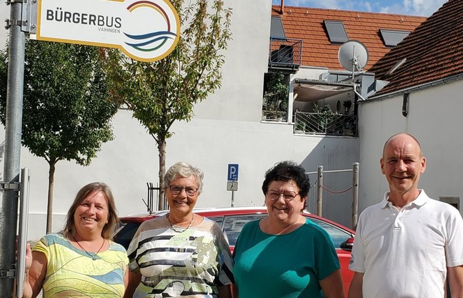 Bürgerbus Vaihingen Adlerplatz Haltestellenschild Spende Krankenpflegeförderverein v.l.n.r.: Martina Staiger (Bürgerbus), Monika Bäuerle  (KPV), Claudia Gröninger (KPV), Malte Plath (Bürgerbus) Foto:p 