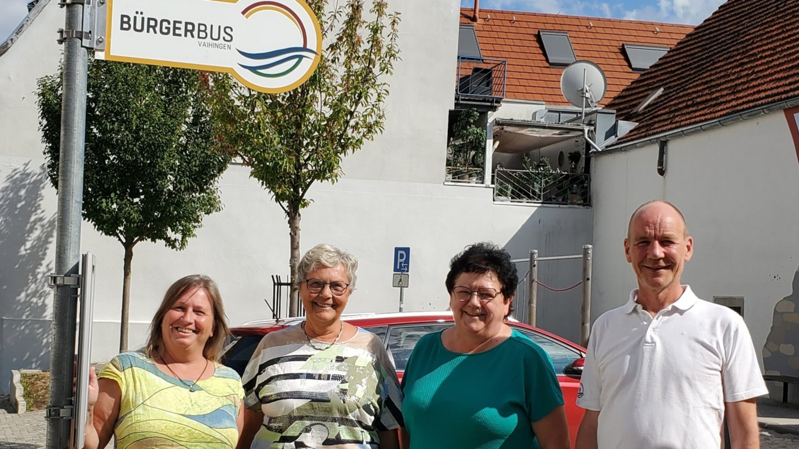 Bürgerbus Vaihingen Adlerplatz Haltestellenschild Spende Krankenpflegeförderverein v.l.n.r.: Martina Staiger (Bürgerbus), Monika Bäuerle  (KPV), Claudia Gröninger (KPV), Malte Plath (Bürgerbus) Foto:p 