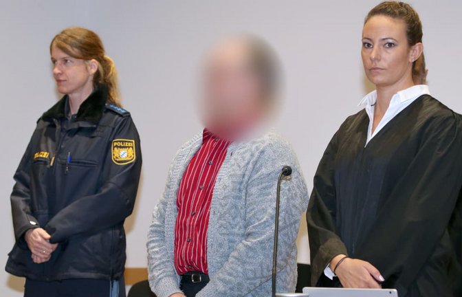 Der Angeklagte (Mitte) steht zum Prozessauftakt neben seiner Anwältin Martina Sulzberger (rechts) im Gerichtssaal des Strafjustizzentrums.<span class='image-autor'>dpa / Karl-Josef Hildenbrand</span>