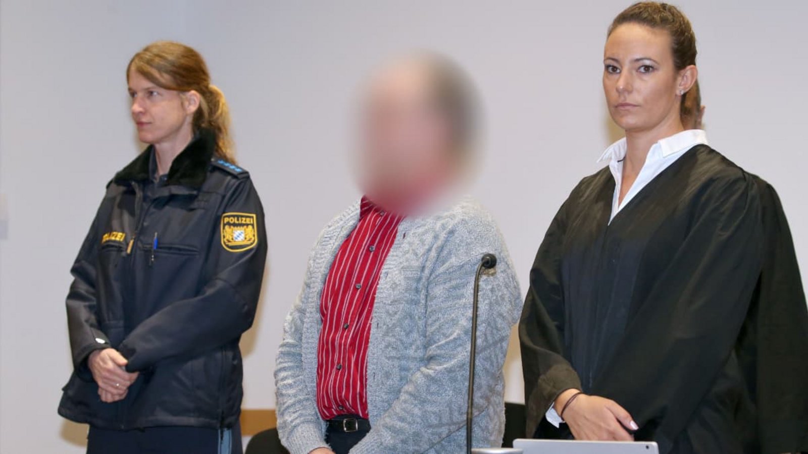 Der Angeklagte (Mitte) steht zum Prozessauftakt neben seiner Anwältin Martina Sulzberger (rechts) im Gerichtssaal des Strafjustizzentrums.dpa / Karl-Josef Hildenbrand Der Angeklagte (Mitte) steht zum Prozessauftakt neben seiner Anwältin Martina Sulzberger (rechts) im Gerichtssaal des Strafjustizzentrums.dpa / Karl-Josef Hildenbrand