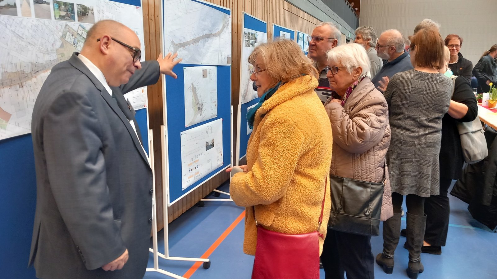 Bürgermeister Jürgen Scholz (links) an den Info-Tafeln im Gespräch mit den Besuchern.