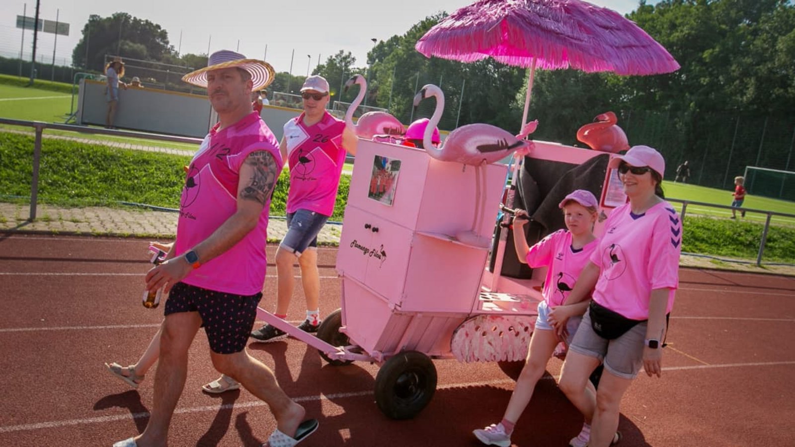 Flamingo-Schwärme und andere besondere Gefährte wurden 2024 erstmals über die Neuhäuser Tartanbahn gerollt. Dieses Jahr soll der Benefizlauf Rolli Tolli zum zweiten Mal stattfinden.Roberto Bulgrin Flamingo-Schwärme und andere besondere Gefährte wurden 2024 erstmals über die Neuhäuser Tartanbahn gerollt. Dieses Jahr soll der Benefizlauf Rolli Tolli zum zweiten Mal stattfinden.Roberto Bulgrin