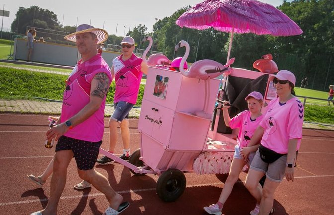 Flamingo-Schwärme und andere besondere Gefährte wurden 2024 erstmals über die Neuhäuser Tartanbahn gerollt. Dieses Jahr soll der Benefizlauf Rolli Tolli zum zweiten Mal stattfinden.<span class='image-autor'>Roberto Bulgrin</span>