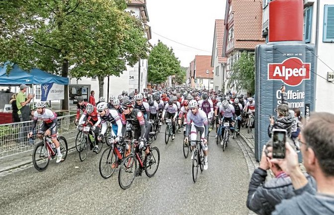 Die wilde Hatz ist freigegeben, das Teilnehmerfeld setzt sich in Bewegung. Foto: Simecek