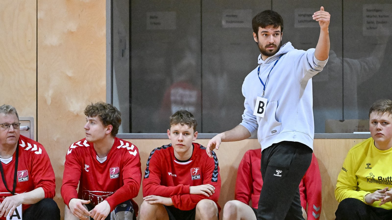 Viel zu coachen hatten die beiden Trainer des HC Metter-Enz Felix Langjahr (stehend) und Jochen Daub (links). Archivfoto: Leitner