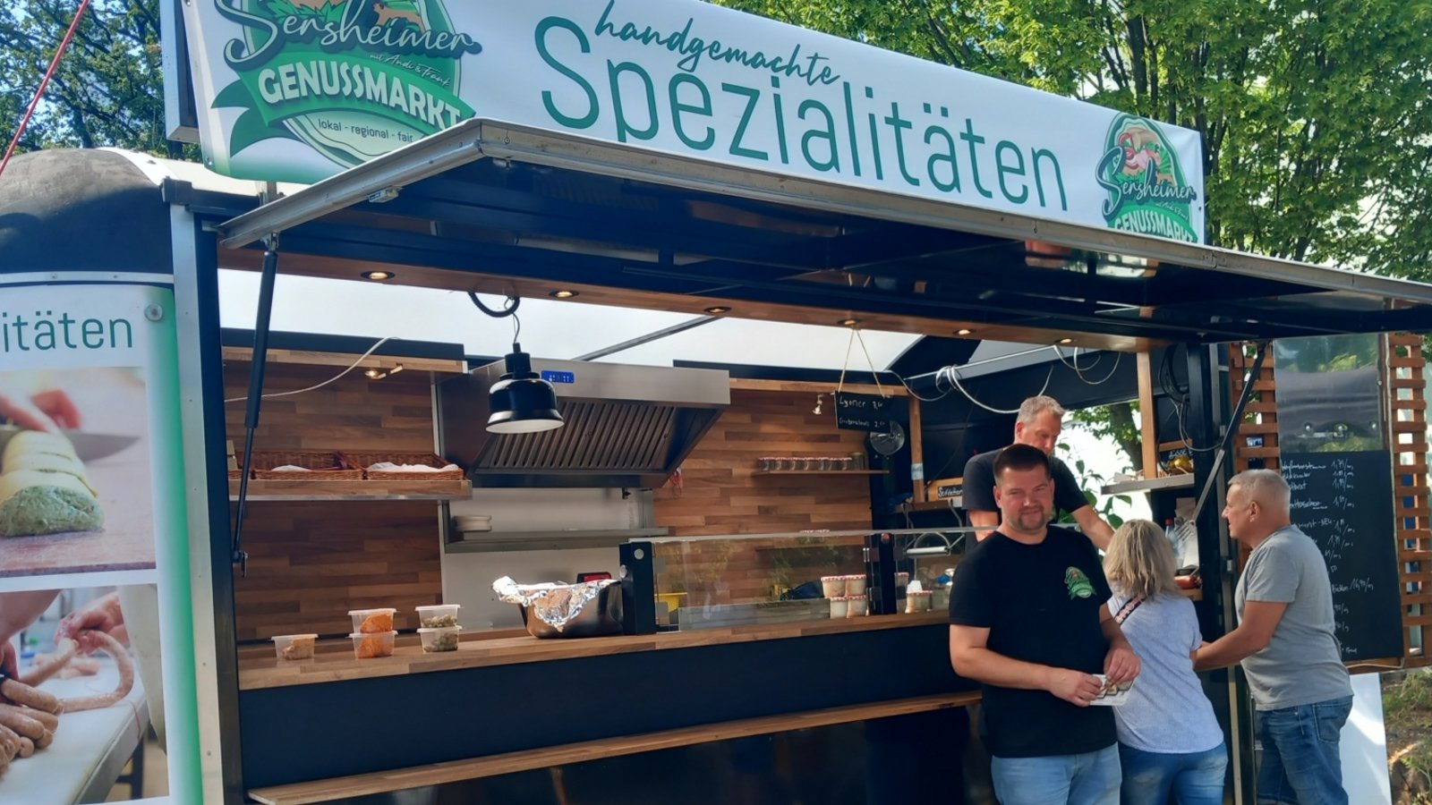 Andreas Ludwig und sein Geschäftspartner Frank Pfeiffer nehmen sich beim Sersheimer Genussmarkt ausführlich Zeit für die Gespräche mit ihren Kunden über die handgemachten Spezialitäten vom Duroc-Schwein. Foto: Glemser Andreas Ludwig und sein Geschäftspartner Frank Pfeiffer nehmen sich beim Sersheimer Genussmarkt ausführlich Zeit für die Gespräche mit ihren Kunden über die handgemachten Spezialitäten vom Duroc-Schwein. Foto: Glemser