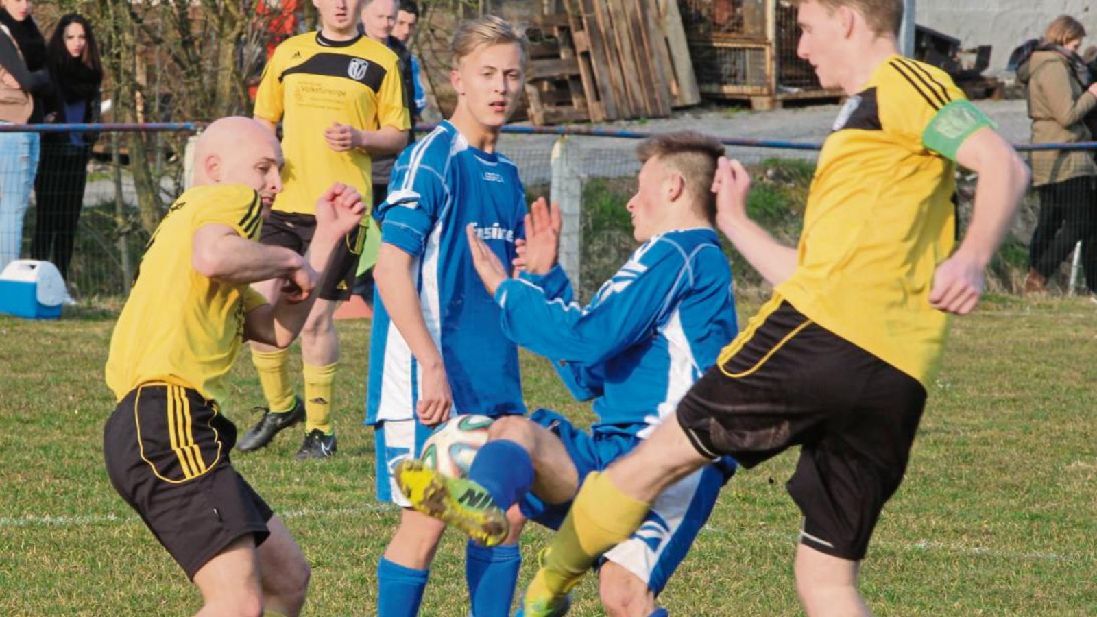 Kaum spielerische Klasse bei der Partie des FC Gündelbach gegen den TSV Oberriexingern: Hier trifft Kevin Streicher (rechts) FCG-Stürmer Granit Isafi an einer empfindlichen Stelle. Foto: Nachreiner Kaum spielerische Klasse bei der Partie des FC Gündelbach gegen den TSV Oberriexingern: Hier trifft Kevin Streicher (rechts) FCG-Stürmer Granit Isafi an einer empfindlichen Stelle. Foto: Nachreiner