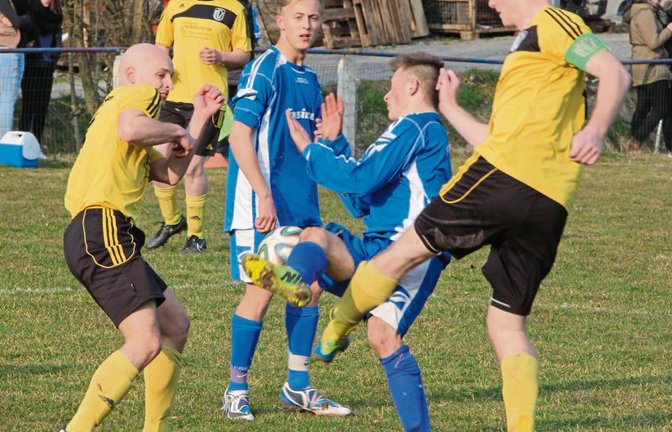 Kaum spielerische Klasse bei der Partie des FC Gündelbach gegen den TSV Oberriexingern: Hier trifft Kevin Streicher (rechts) FCG-Stürmer Granit Isafi an einer empfindlichen Stelle. Foto: Nachreiner