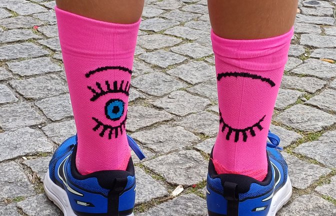 Entdeckung auf dem Vaihinger Marktplatz: Was wollen uns diese Socken sagen? Zwinkern sie uns etwa zu? Zur Aufmunterung für den Wochenstart? Prima! <span class='image-autor'>Foto: Rücker</span>