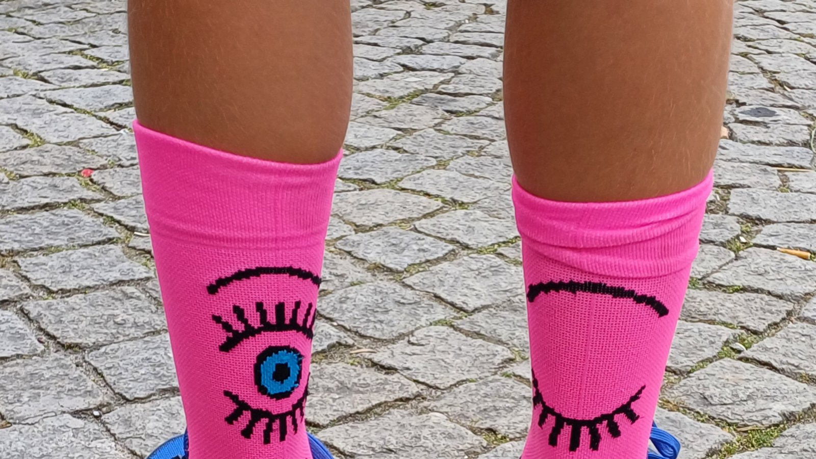 Entdeckung auf dem Vaihinger Marktplatz: Was wollen uns diese Socken sagen? Zwinkern sie uns etwa zu? Zur Aufmunterung für den Wochenstart? Prima! Foto: Rücker