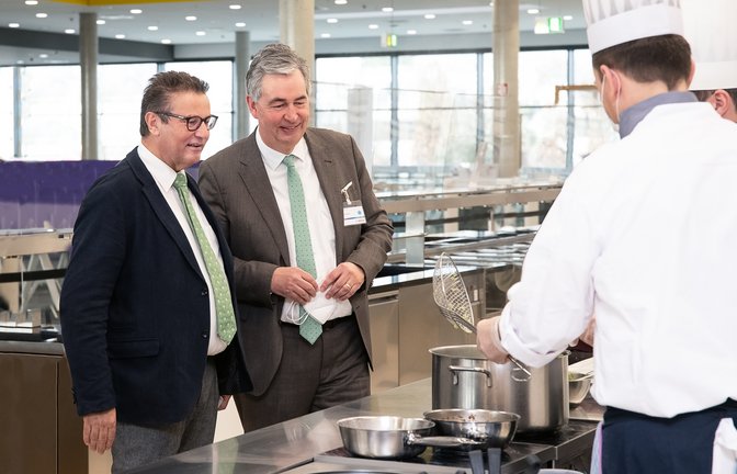 Minister Peter Hauk (links) und Landrat Dietmar Allgaier überzeugen sich in der Bosch-Betriebsgastronomie von der Vielfalt und regionalen Produktfrische. <span class='image-autor'>Foto: LL</span>