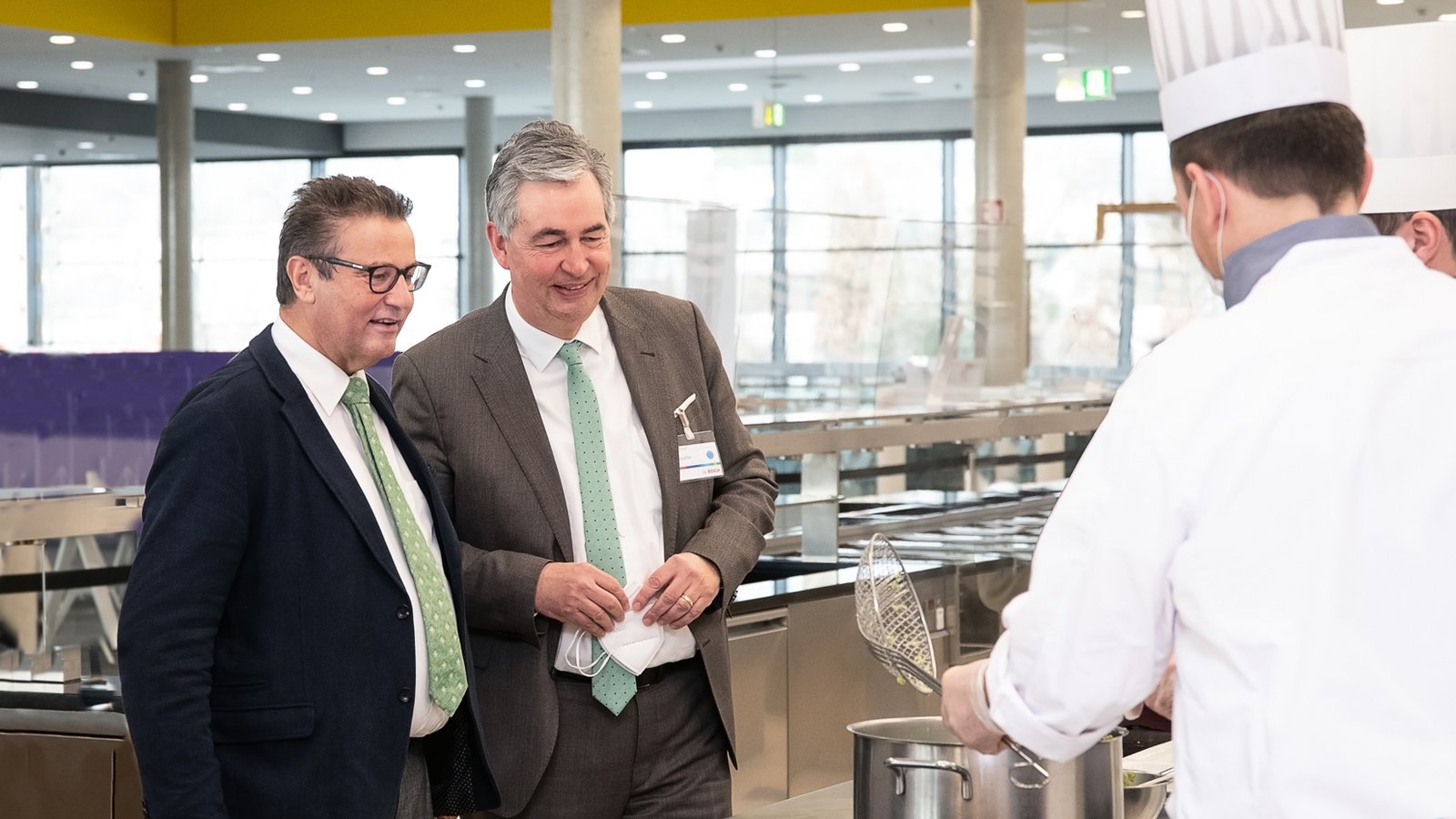 Minister Peter Hauk (links) und Landrat Dietmar Allgaier überzeugen sich in der Bosch-Betriebsgastronomie von der Vielfalt und regionalen Produktfrische. Foto: LL Minister Peter Hauk (links) und Landrat Dietmar Allgaier überzeugen sich in der Bosch-Betriebsgastronomie von der Vielfalt und regionalen Produktfrische. Foto: LL