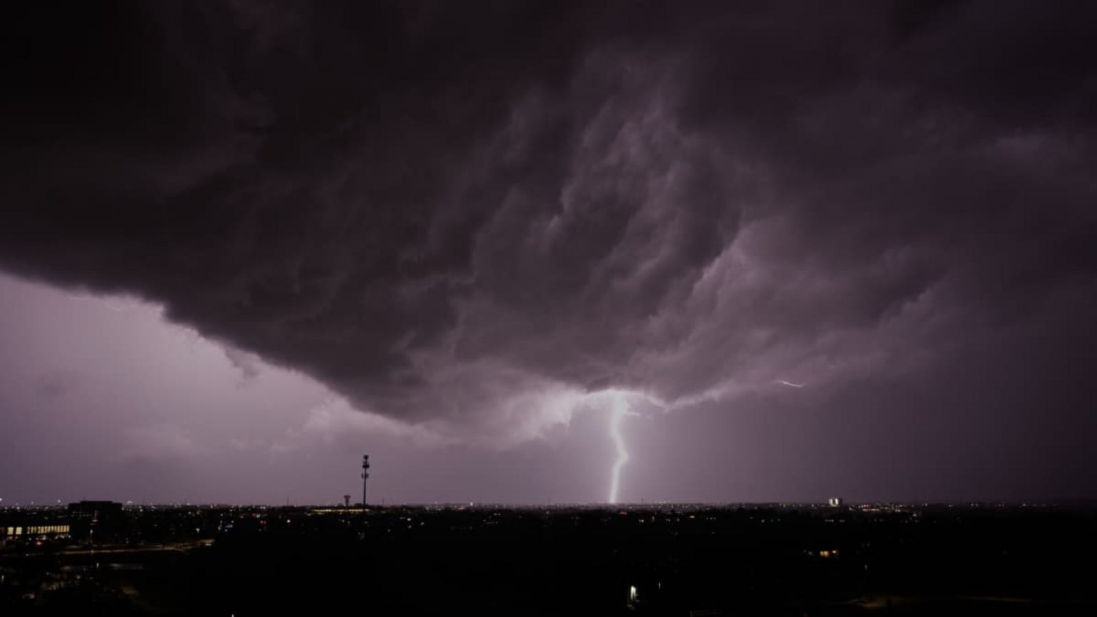 Am Wochenende drohen Gewitter (Archivbild).Charlie Riedel/AP/dpa