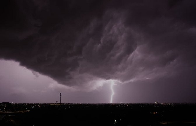 Am Wochenende drohen Gewitter (Archivbild).<span class='image-autor'>Charlie Riedel/AP/dpa</span>