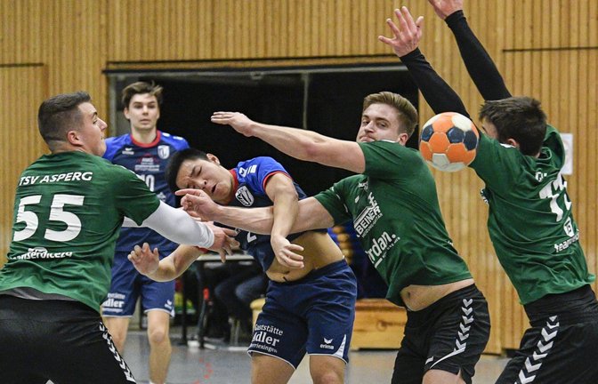 Augen zu und durch heißt es am Sonntag für Minh-Huan Hoang (Mitte) und den TSV Oberriexingen im Heimspiel gegen Ludwigsburg III.  <span class='image-autor'>Foto: Leitner</span>