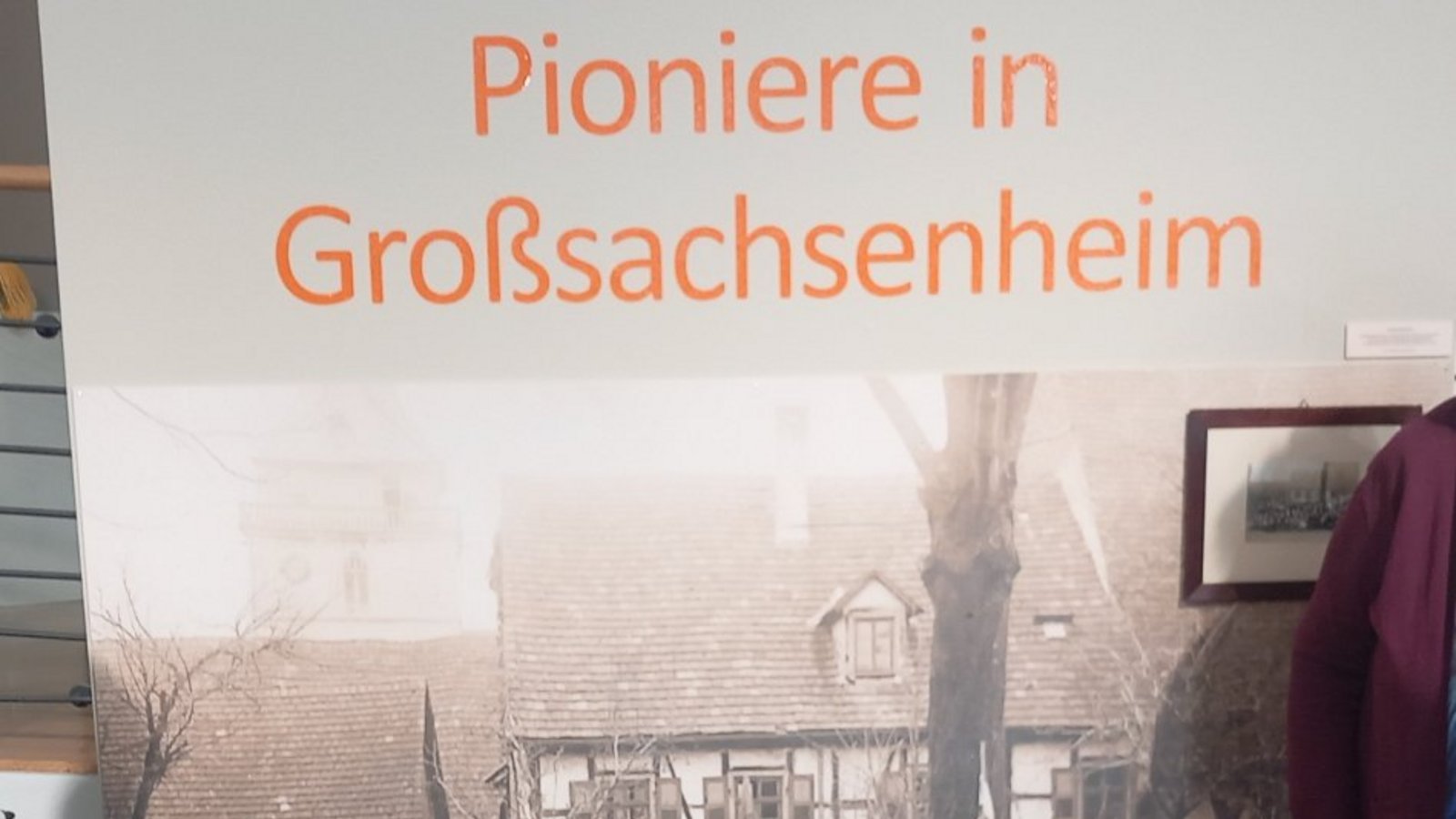 Museumsleiterin Dr. Claudia Papp (li.) und Dr. Martine Strobel (re.) präsentieren in der neuen Ausstellung ein Foto mit einer der ersten Kindergartengruppen in Großsachsenheim. Foto: Glemser