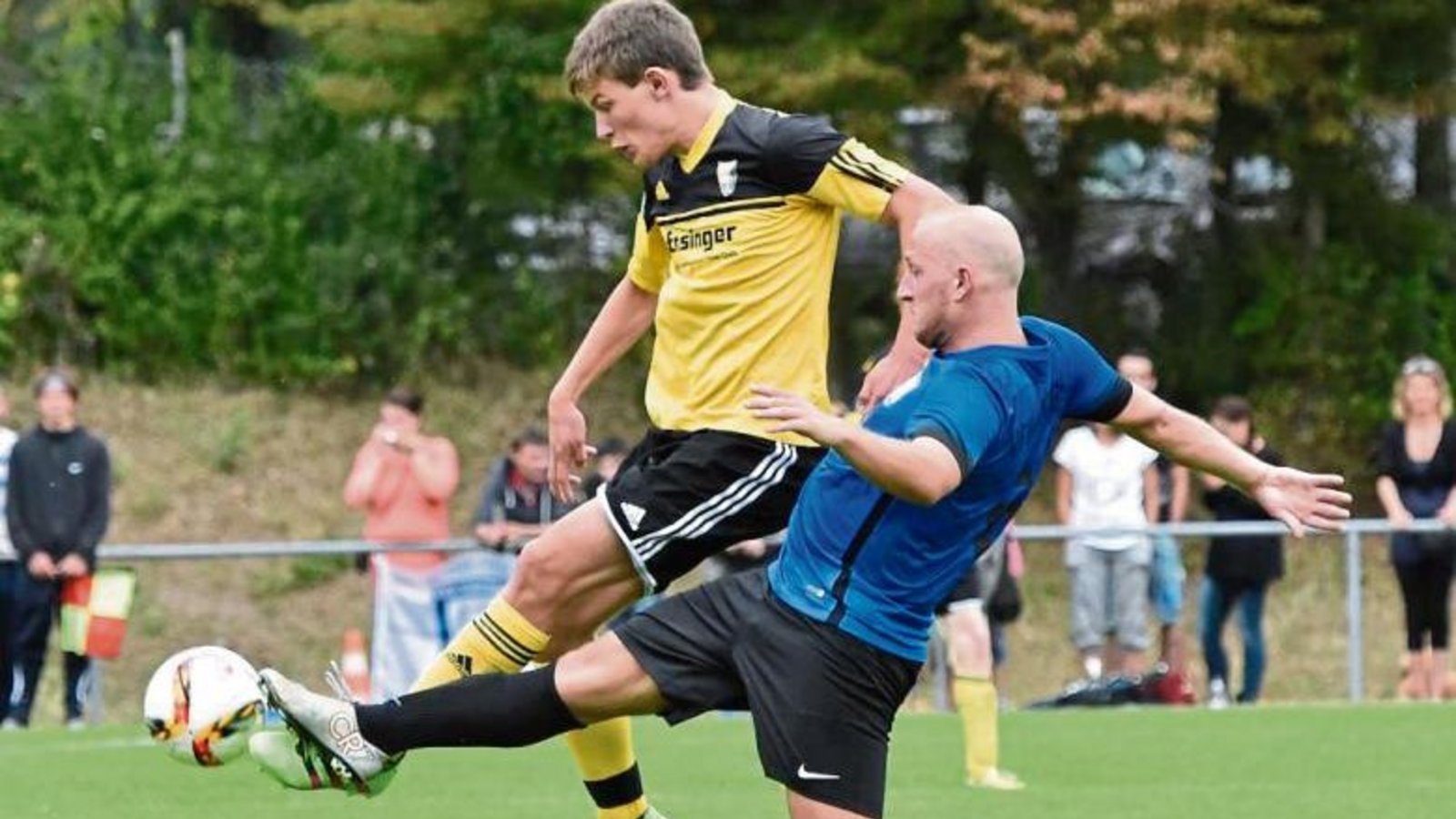 Der TSV Ensingen – hier Markus Lotter (links) – macht sich immer wieder mit unnötigen Ballverlusten in der Vorwärtsbewegung das Leben schwer. Foto: Simecek Der TSV Ensingen – hier Markus Lotter (links) – macht sich immer wieder mit unnötigen Ballverlusten in der Vorwärtsbewegung das Leben schwer. Foto: Simecek