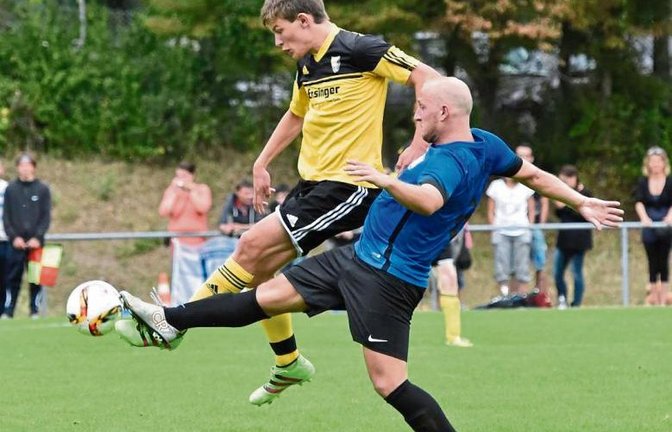 Der TSV Ensingen – hier Markus Lotter (links) – macht sich immer wieder mit unnötigen Ballverlusten in der Vorwärtsbewegung das Leben schwer. Foto: Simecek