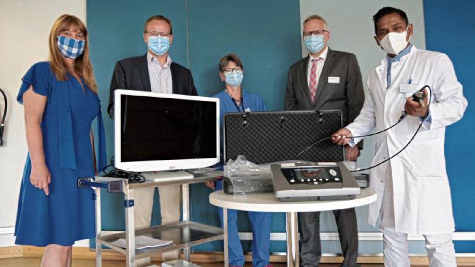 Das Klinikum Siloah-St.Trudpert und die deutsch-rumänische Gemeinschaft wollen in Kronstadt (Rumänien) helfen, Corona mit Technik und eigenem Knowhow zu bekämpfen. Von links: Oana Krichbaum, Gunther Krichbaum. Ilse Geißler, Ulrich Schulze und Thushira Weerawarna. Foto: sf Das Klinikum Siloah-St.Trudpert und die deutsch-rumänische Gemeinschaft wollen in Kronstadt (Rumänien) helfen, Corona mit Technik und eigenem Knowhow zu bekämpfen. Von links: Oana Krichbaum, Gunther Krichbaum. Ilse Geißler, Ulrich Schulze und Thushira Weerawarna. Foto: sf