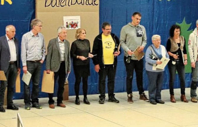 Ehrungen beim TSV Nussdorf mit dem Vorsitzenden Peter Klein.