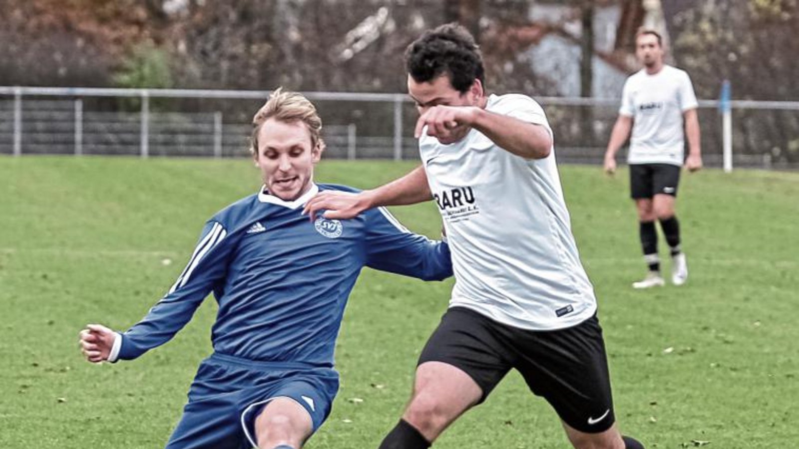 Matthias Stocker (links) und Alperen Ince schenken sich nichts. Doch am Ende ist auf dem Illinger Fußballplatz der Sport nur noch Nebensache, die Partie wird abgebrochen. Foto: Simecek Matthias Stocker (links) und Alperen Ince schenken sich nichts. Doch am Ende ist auf dem Illinger Fußballplatz der Sport nur noch Nebensache, die Partie wird abgebrochen. Foto: Simecek
