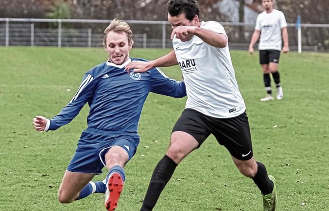 Matthias Stocker (links) und Alperen Ince schenken sich nichts. Doch am Ende ist auf dem Illinger Fußballplatz der Sport nur noch Nebensache, die Partie wird abgebrochen. Foto: Simecek