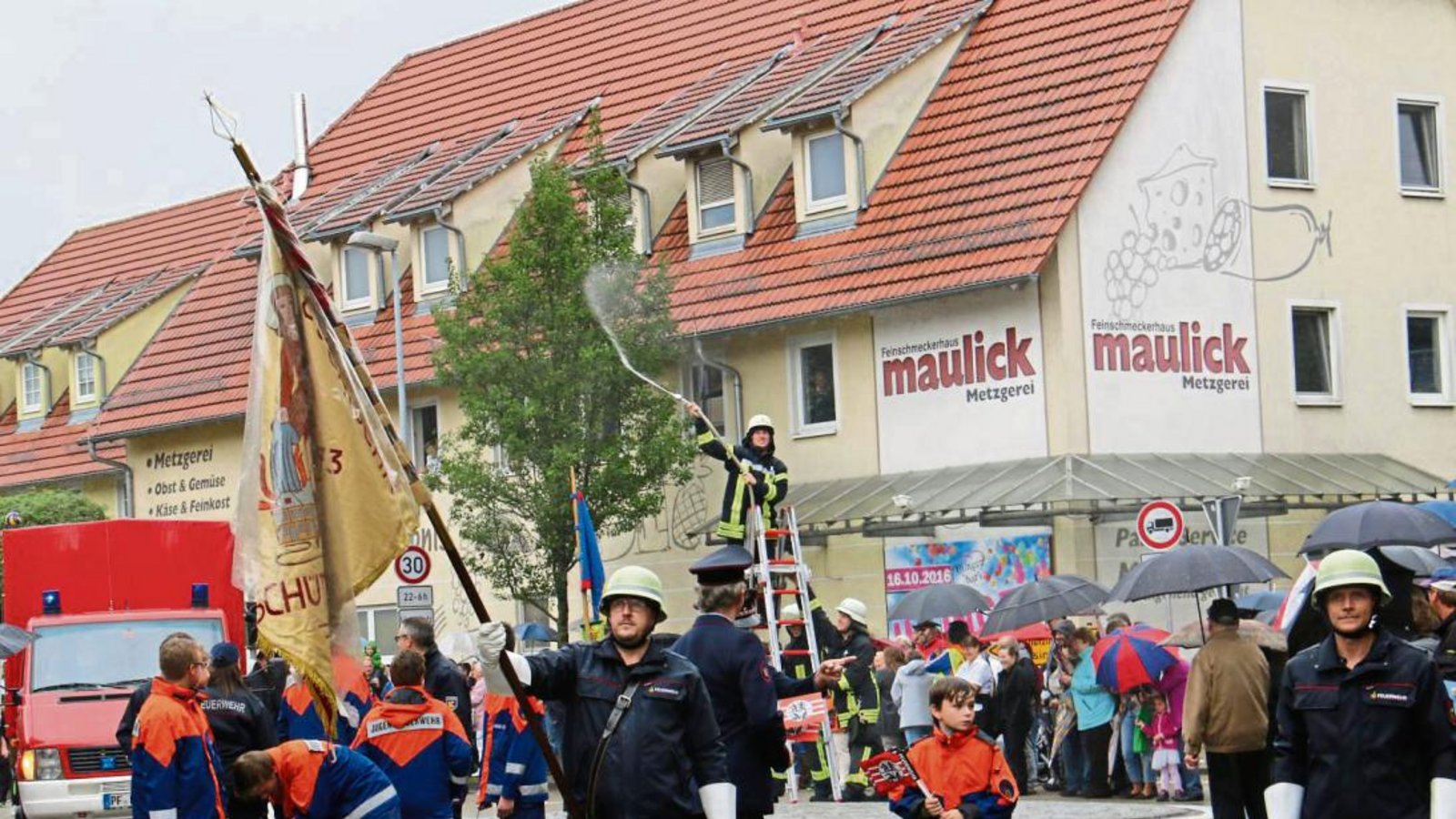 Zusätzlich zum Regen spritzen die Illinger Feuerwehrler zur Feier des Tages mit dem Schlauch. Fotos: Rücker Zusätzlich zum Regen spritzen die Illinger Feuerwehrler zur Feier des Tages mit dem Schlauch. Fotos: Rücker