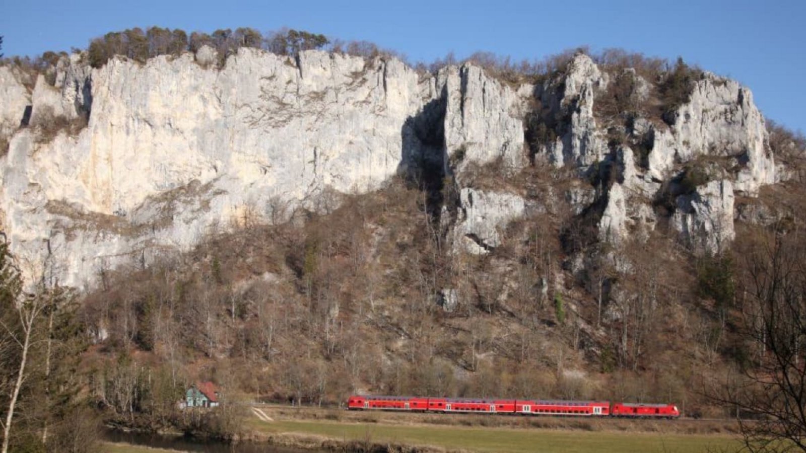 Die Freizeitexpress-Züge führen in attraktive Landschaften - hier durch das Donautal.NVBW/Heiko Focken Die Freizeitexpress-Züge führen in attraktive Landschaften - hier durch das Donautal.NVBW/Heiko Focken
