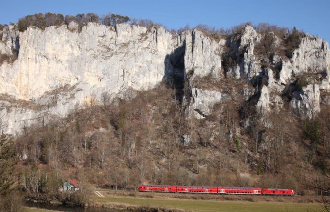 Die Freizeitexpress-Züge führen in attraktive Landschaften - hier durch das Donautal.<span class='image-autor'>NVBW/Heiko Focken</span>
