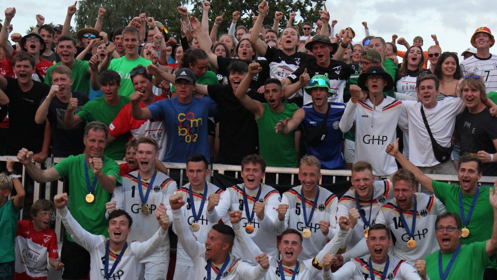 Die deutsche U 21 feiert den EM-Titel in Vaihingen durch den 3:0-Finalsieg gegen Österreich mit ihren Fans. Foto: Nachreiner