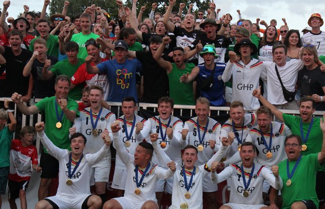 Die deutsche U 21 feiert den EM-Titel in Vaihingen durch den 3:0-Finalsieg gegen Österreich mit ihren Fans. <span class='image-autor'>Foto: Nachreiner</span>
