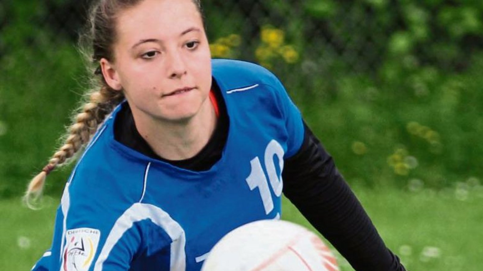 TVV-Abwehrspielerin Laura Kühner wurde das Faustball-Gen praktisch in die Wiege gelegt. Vater Kuno und Schwester Sarah waren schon Nationalspieler. Foto: Nachreiner TVV-Abwehrspielerin Laura Kühner wurde das Faustball-Gen praktisch in die Wiege gelegt. Vater Kuno und Schwester Sarah waren schon Nationalspieler. Foto: Nachreiner