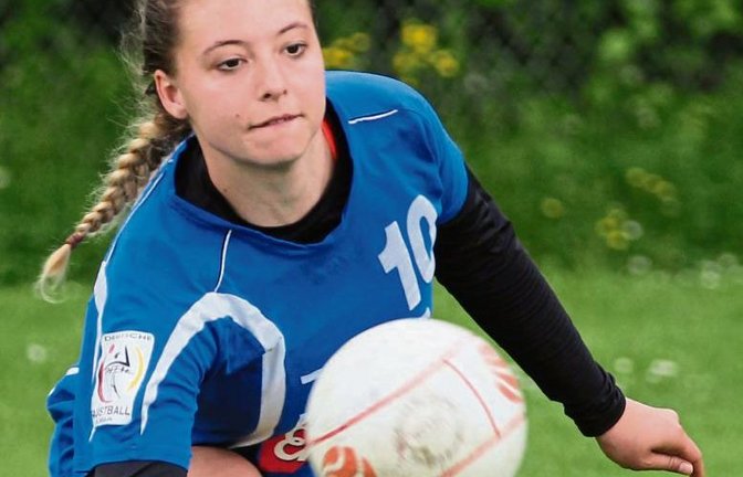 TVV-Abwehrspielerin Laura Kühner wurde das Faustball-Gen praktisch in die Wiege gelegt. Vater Kuno und Schwester Sarah waren schon Nationalspieler. Foto: Nachreiner