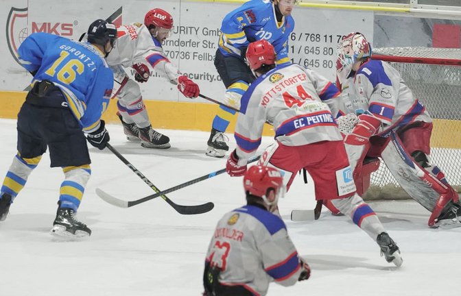 Elvis Gorontzy-Slack (links) erzielte bei der Saison-Auftaktpartie in der Eissporthalle Peiting den Führungstreffer für die Stuttgart Rebels.<span class='image-autor'>Günter Bergmann</span>