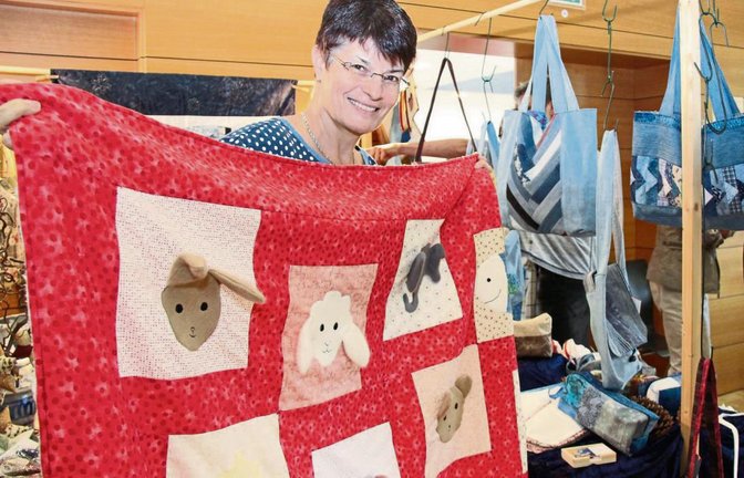 Vielfältige Patchwork-Technik: Christiane Wöhrle aus Besigheim fertigt Taschen und Decken.  Fotos: Rostek