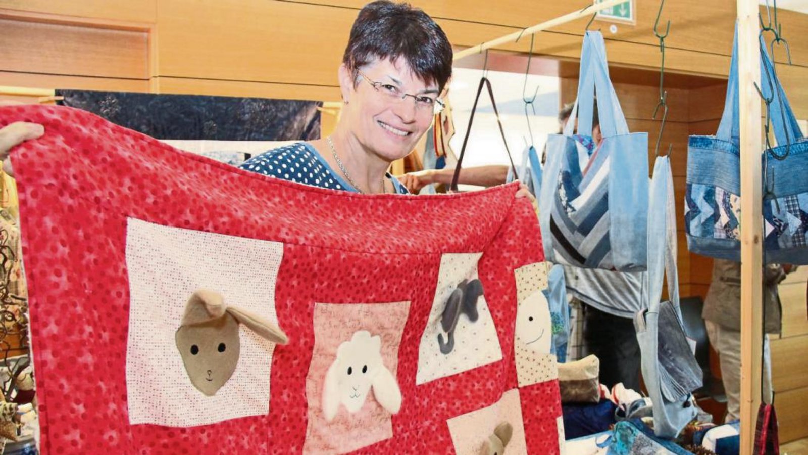 Vielfältige Patchwork-Technik: Christiane Wöhrle aus Besigheim fertigt Taschen und Decken. Fotos: Rostek Vielfältige Patchwork-Technik: Christiane Wöhrle aus Besigheim fertigt Taschen und Decken. Fotos: Rostek
