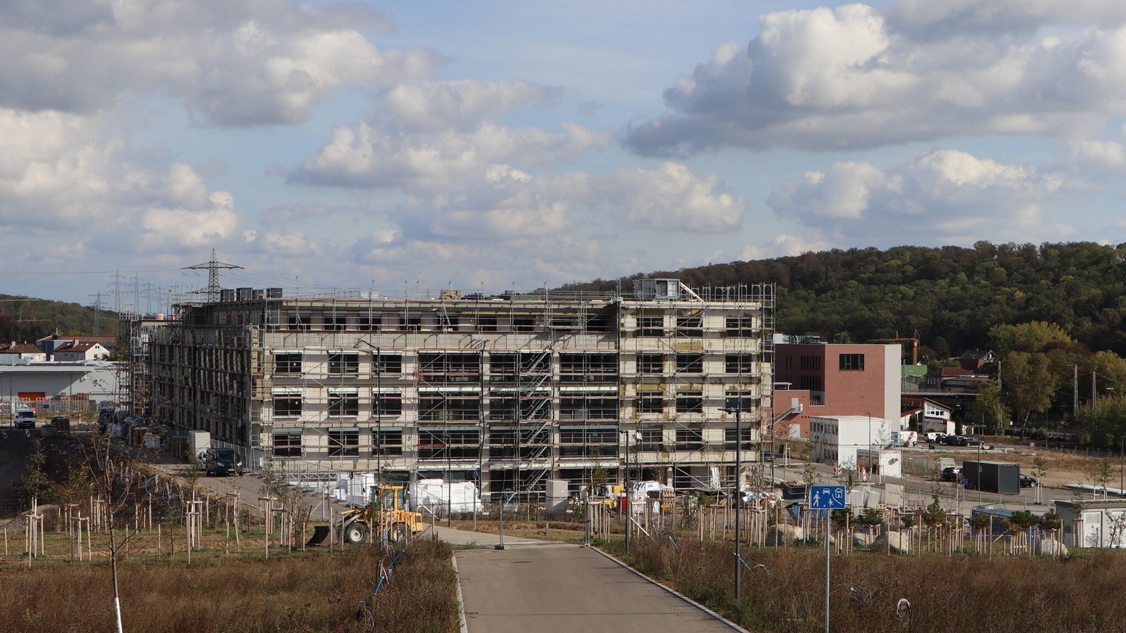 In der Mitte entsteht das Seniorenzentrum, links und rechts der Straße sind die ersten Wohnbauareale geplant, dazwischen sind schon zahlreiche Bäume für die „Grüne Mitte“gepflanzt worden. Foto: p