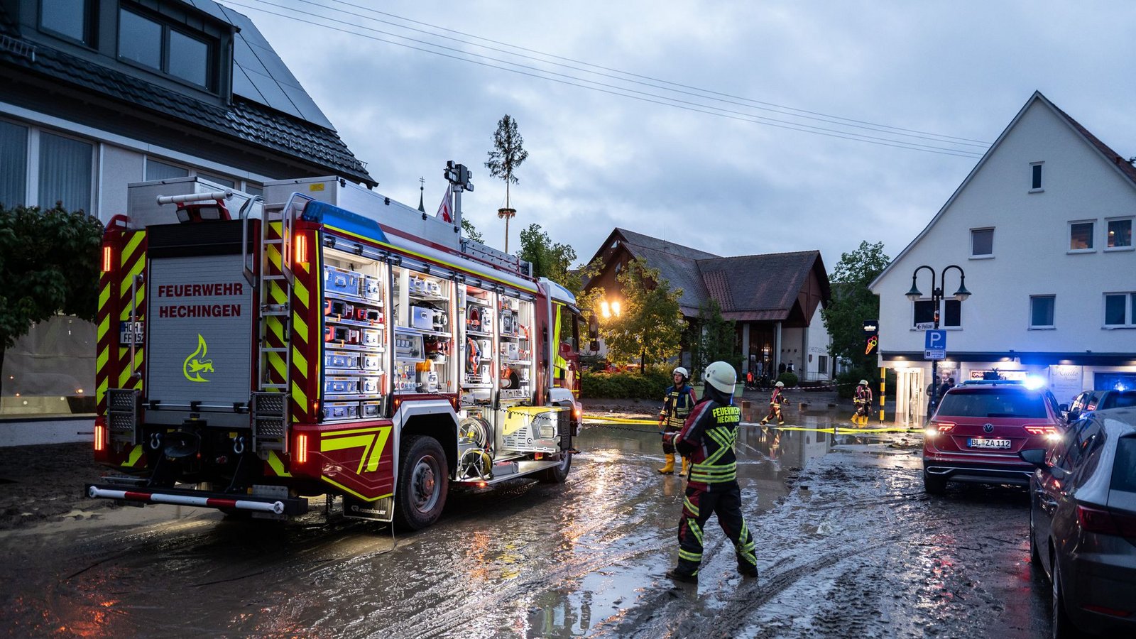 Die Feuerwehr pumpt Keller aus und macht überflutete Straßen frei.Foto: dpa/Silas Stein