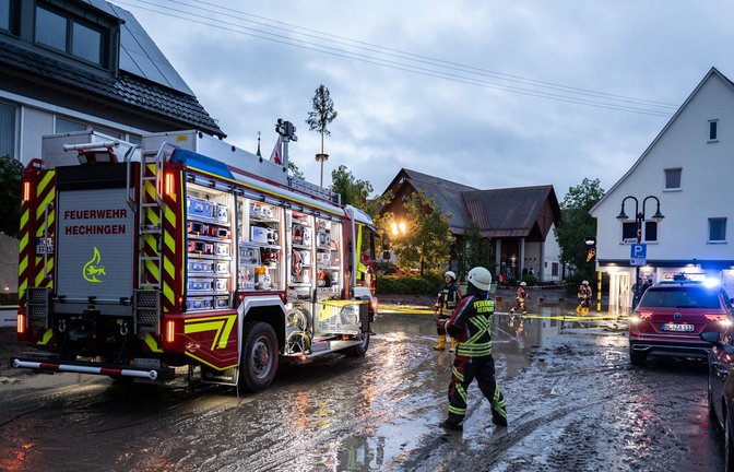 Die Feuerwehr pumpt Keller aus und macht überflutete Straßen frei.<span class='image-autor'>Foto: dpa/Silas Stein</span>