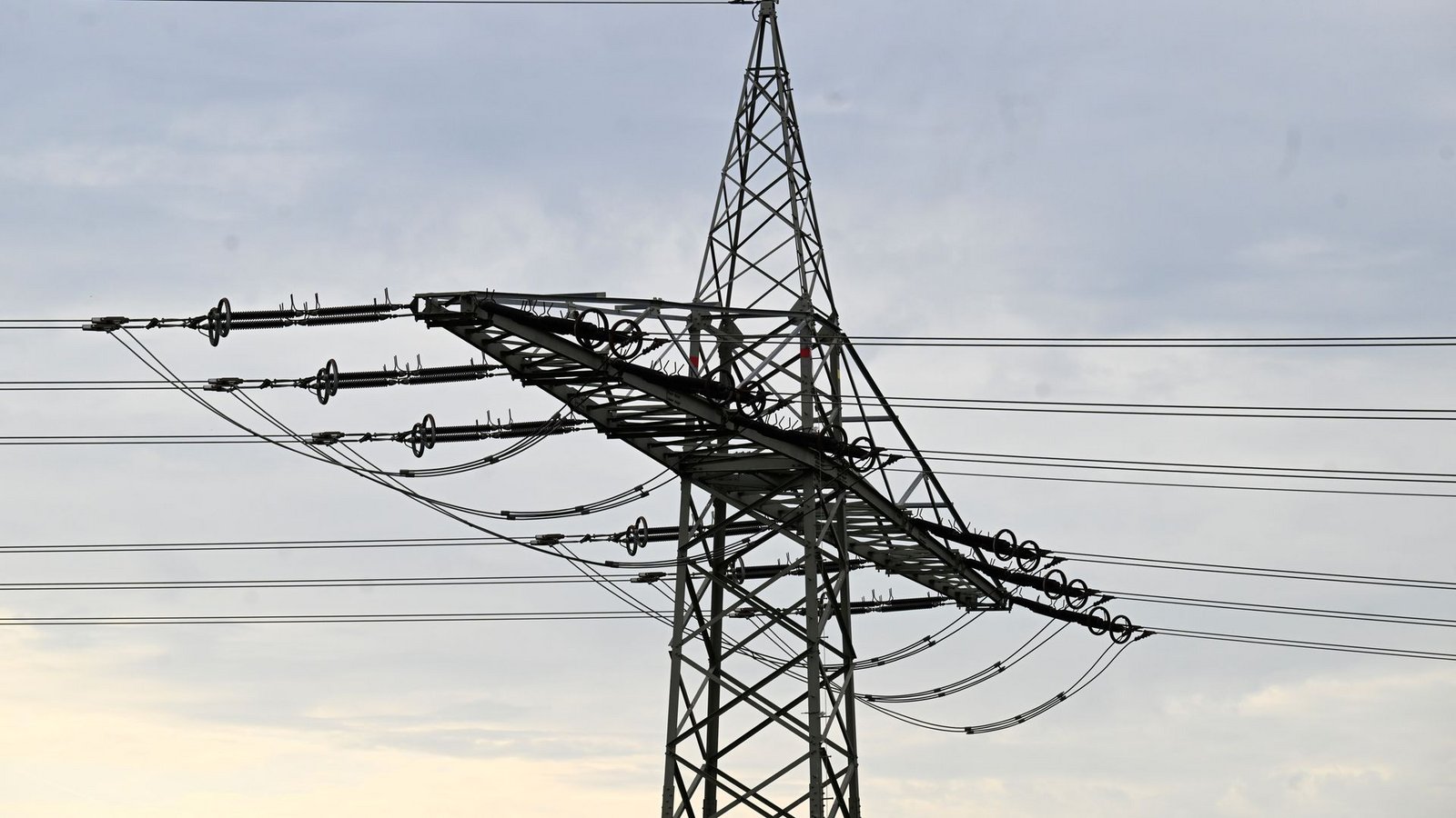 In Rüsselsheim läuft nach einem Stromausfall die Ursachenforschung. (Symbolbild)Foto: Roberto Pfeil/dpa